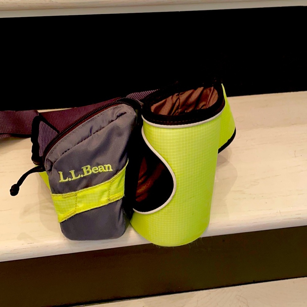 - Water bottle & zipper compartment Fanny pack